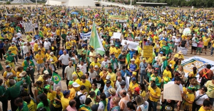 15mar2015---manifestantes-se-reunem-em-ato-para-pedir-o-impeachment-da-presidente-dilma-rousseff-no-congresso-nacional-e-no-museu-nacional-em-brasilia-diversas-cidades-do-pais-recebem-neste-domingo-